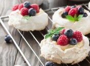 Рецепт дня: десерт "Павлова" с пряными ягодами