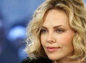 Шарлиз Терон показала наряд, подчеркивающий ее стройную фигуру