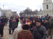 В трех городах Украины люди вышли поддержать полицию