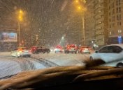 Пока Киев засыпает снегом, водителям приходится стоять в пробках