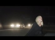 Записали все с одного дубля: Билли Айлиш показала бэкстейдж нового клипа на ночной трассе (видео)