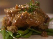 Куриные бедрышки с пряной фасолью и миндально-грибным соусом