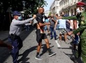 Впервые за 30 лет: на Кубе начались массовые акции протеста (видео)