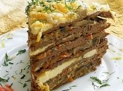 Як приготувати вдома ситний печінковий торт з овочами (Відео)