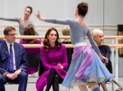 Кейт Миддлтон в ярком наряде посетила театр