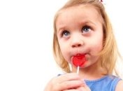 Опасное увлечение: дети стали есть конфеты носом