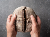 Почему ломать хлеб руками – это плохая примета