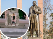 Львів'янка сходила в туалет під пам'ятник одного з керівників ОУН