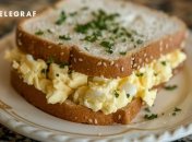 Аппетитный бутерброд с яичным салатом на хрустящем хлебе - идеальный завтрак (фото создано с помощью ИИ)