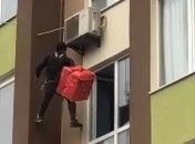 Курьера засекли на необычной доставке в Киеве (видео)