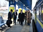 Премьер-министр Японии Фумио Кисида на вокзале в Киеве