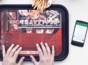 Популярная сеть фастфудов встроила Bluetooth-клавиатуру в подносы