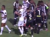 В Бразилии футболист получил удаление на 10-й секунде матча за прыжок в соперника (видео)