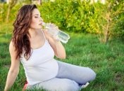 Вода в бутылке: что выбрать будущей маме
