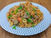 Макарони з фаршем та овочами виручать у будь-якій ситуації