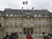 Двух чиновников администрации Макрона тестируют на Covid-19