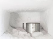 Толстого слоя льда в морозильной камере быть не должно