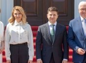 Белая блуза и ничего лишнего: первая леди страны на официальной встречи в Берлине