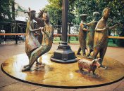 Скульптурна композиція розігрілася на сонці