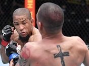 Боец UFC встречным ударом нокаутировал соперника (видео)