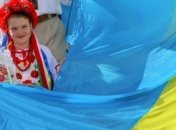 В центре Львова жители образовали "живую" карту Украины