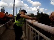 В Одессе патрульные спасли хотевшего спрыгнуть с моста мужчину (видео)