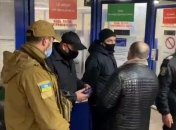 Фальшивые спецпропуска изымают пачками: что происходит в киевском метро во второй день локдауна (видео)