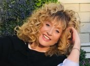 В красных шортах и ненакрашенная: Галкин показал Пугачеву на шоппинге в деревне (фото, видео)