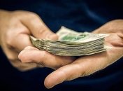 История, в которую никто не поверил: коммунальщик нашел на дороге 250 тыс и отнес их в полицию