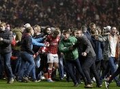 Тренер "Бристоля" отпраздновал гол в ворота МЮ с болл-боем (Видео)