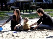 Беременная Мила Йовович посвящает себя семье (ФОТО)