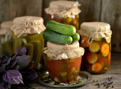 Мариновані огірки в кетчупі