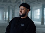 Монатик подарил поклонникам перевод песни "Кружит"