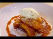 Персиковое фламбе с ромом и лаймовыми сливками