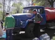 Жители Донецка вынуждены набирать воду из машин и природных источников