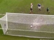 Защитник оконфузился после того, как мяч застрял в луже на линии ворот (Видео)