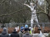 Вандалы опять изувечили многострадальную статую Ибрагимовича (Фото)