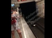 "Как его током не долбануло?" В Киеве мужчина справил нужду в тоннеле метро (видео)
