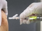 До весни 2022 року в Україні вакцинують тільки половину населення (інфографіка)