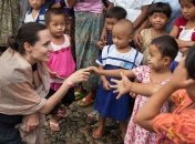 Не прошло и полгода: Джоли снова хочет усыновить ребенка