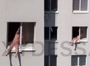 Жена не пускает на пляж? Голый одессит загорал прямо в окне 11 этажа (фото)