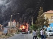 Черным дым поднимается столбом: на химзаводе в Иране взрывы и масштабный пожар (видео)