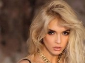 Обаятельная Эрика Герцег показала шпагат на кровати