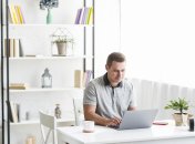 Работа с ноутбуком иногда усложняется