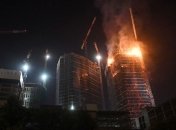 В Варшаве сгорел недостроенный небоскреб: искры летели со 130-метровой высоты