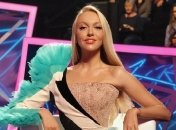 Оля Полякова в золотистом наряде закинула ногу на 50-летнего шоумена