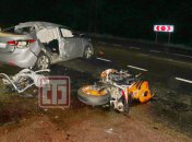 Мотоциклист отлетел далеко вперед мертвым: ночью в Киеве случилась жуткая авария (эксклюзивные фото 18+)