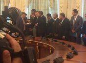 Встреча Лукашенко и Порошенко: акция полуголой женщины и обморок главы ГПСУ