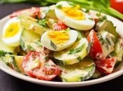 Удивите близких салатом с жареными кабачками