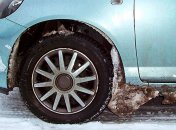 Налиплий сніг ускладнює рух авто